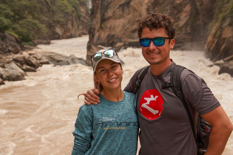 overlanders hiking at the tiger leaping gorge