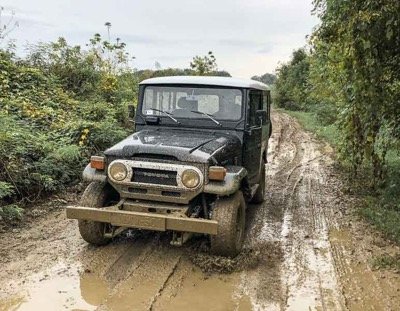 mud driving Land Cruiser
