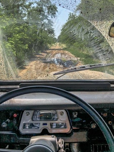 mud driving Land Cruiser